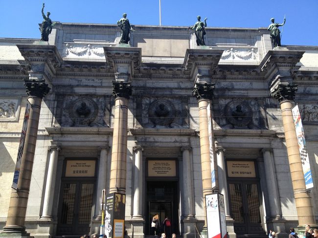 そのまま王立美術館へ。<br /><br />表には「王立美術館」と日本語でも書かれていました。