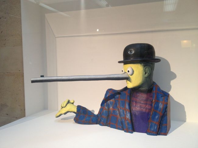 お目当てはマグリット美術館。<br /><br />まずはチケットを購入します。<br /><br />チケットは３〜４種類ありました。<br /><br />王立美術館の中でもいくつかの美術館や企画展に分かれていて、希望のチケットを購入します。<br /><br />共通部分はどのチケットでも見れます。<br /><br />誘導があるので、そちらにしたがってマグリット美術館へ向かいます。(マグリット美術館は別館のようなところにあります)<br /><br />表にあったのがこちらのオブジェ。