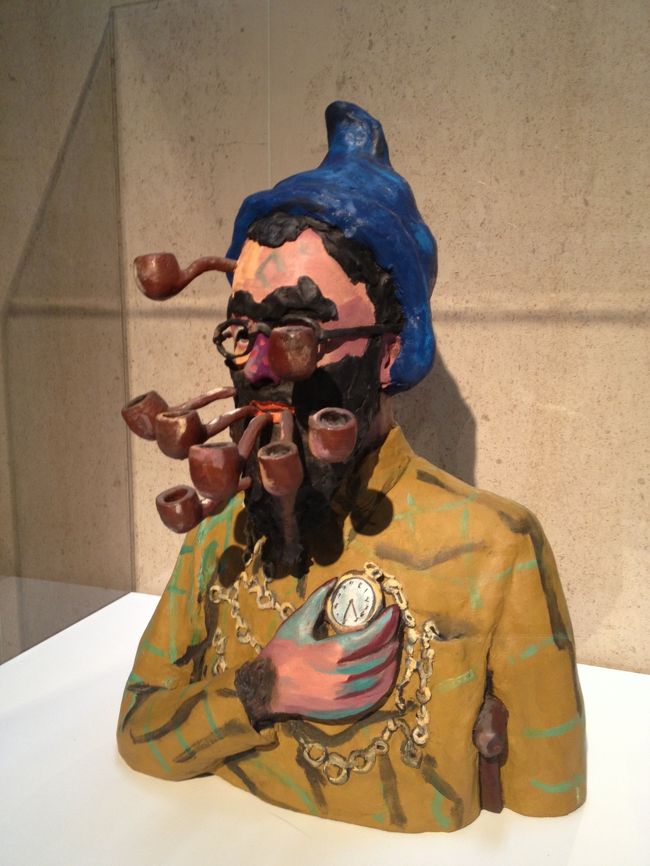 マグリット美術館内は撮影禁止でした。<br /><br />チケットを見せたら、エレベーターで一番上の３階までのぼります。<br /><br />学芸員さんが一緒に乗ってくれます。<br />私は２人組の女の子と１名の女性と一緒。<br />学芸員さんが「どちらからですか？」と聞いていて、私以外の３名はフランスからでした。<br />私が日本からです〜と言うと、「ごめんね〜日本語話せないの」と言って、全員にわかるように英語で話してくれました。<br /><br />エレベーター内に小さな窓があり、通過する際に絵が見れるようになっています。学芸員さんが解説しれくれます。<br /><br />上から下へ、各フロアに作品があるので観ながら下へ降りていくようになっています。<br /><br />作品数も多く、見応えがありました。<br />