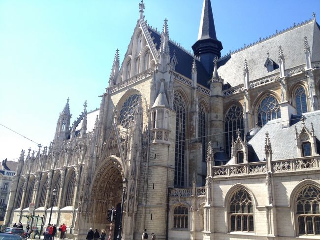 ノートルダム・デュ・サブロン教会。<br /><br />こちらもグーグルマップで見たよりかなり近く、美術館からすぐでした。