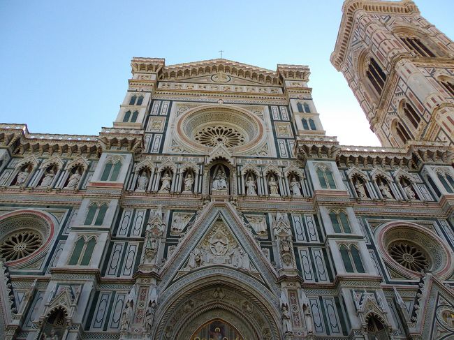 大聖堂の正面の下から見上げる。