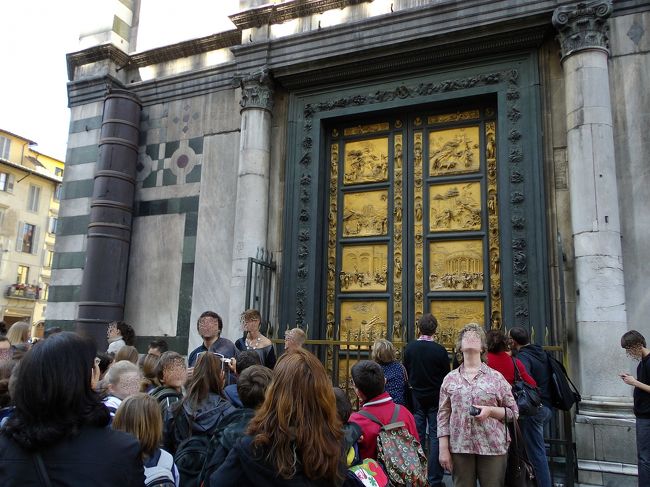今回はこれを見るのも目的の一つ。<br />サン・ジョヴァンニ洗礼堂『天国への門』（ロレンツォ・ギベルティ）<br /><br />サン・ジョヴァンニ洗礼堂の門扉見本の製作競技会。<br />競技委員会の見解はギベルティとブルネレスキを優勝とした。<br /><br />因縁の二人が、今ここで扉と天蓋という形で相対する。<br />う〜ん。感慨深い。<br /><br />これはレプリカ。<br />実物は後のお楽しみ。<br /><br />ロダンは、これをヒントに「地獄の門」を製作したらしい。