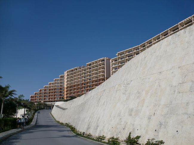 ホテル入口にはセキュリティゲートあるが誰もおらずそのまま通過