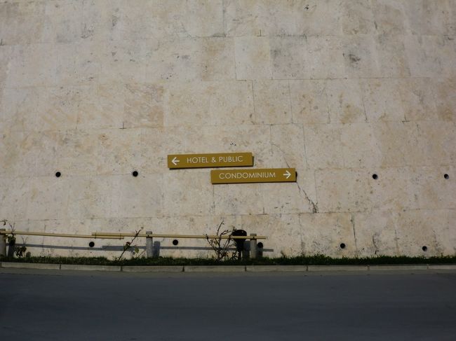 ホテルとコンドミニアムの入口がわかれている。