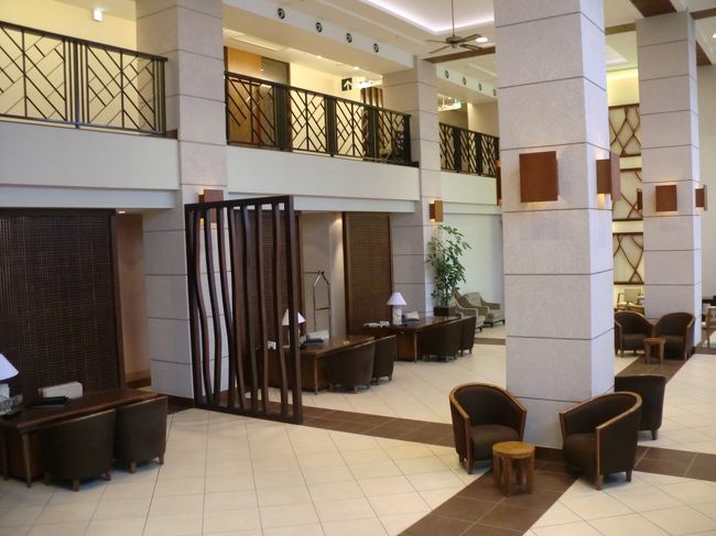 ホテルロビーに入ると、いい香りする。<br />２階まで吹き抜けのロビー