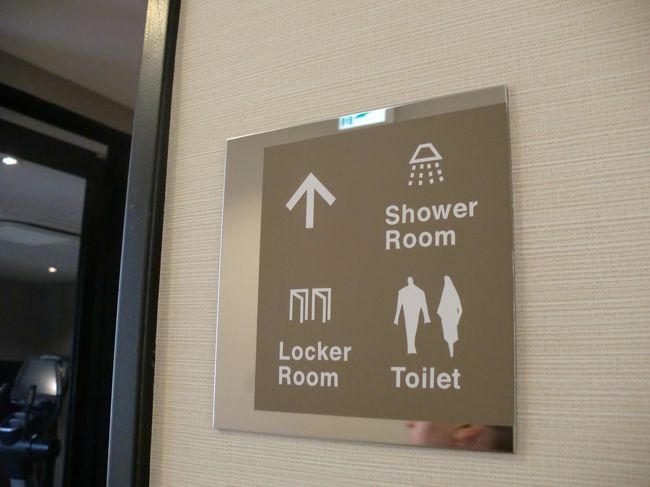 プールに続くロッカールーム
