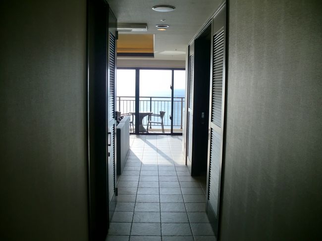 入口からリビングと通してベランダの窓が見えるT字型の部屋の配置<br />70?ぐらい。1LK<br />