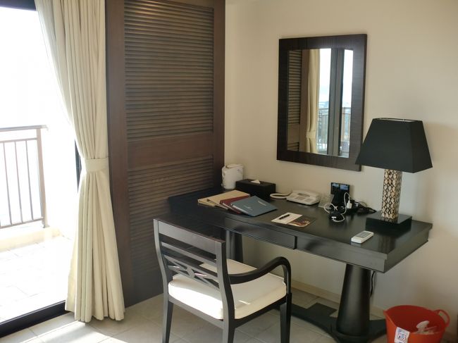 デスクは小さめですがWiFiアリ。