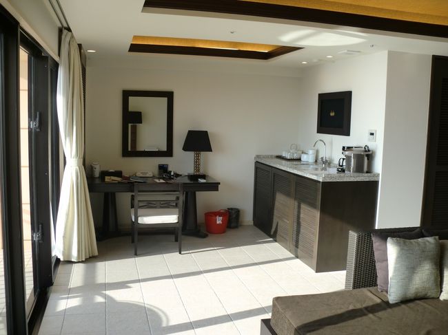 簡易キッチンも備わっており、キッチンの収納の壁側には洗濯機が収納、リビング側には冷蔵庫。