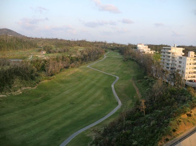 部屋の通路側はゴルフコース。<br /><br />沖縄国際ゴルフ<br />