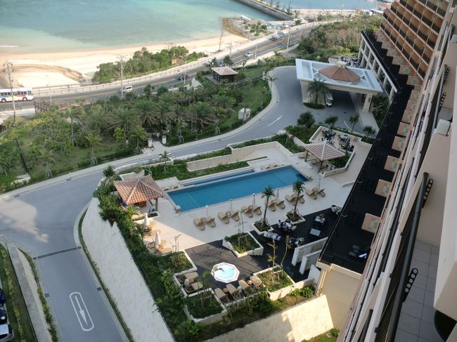 冨着ビーチと階下のプール、ホテル棟のエントランス