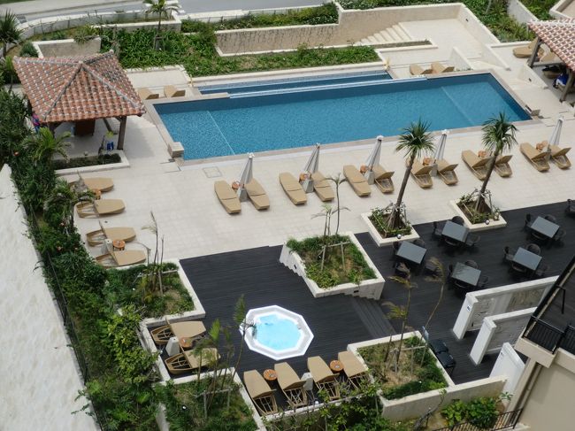 ホテルのプール<br /><br />ホテルがビーチと繋がってないのが残念。