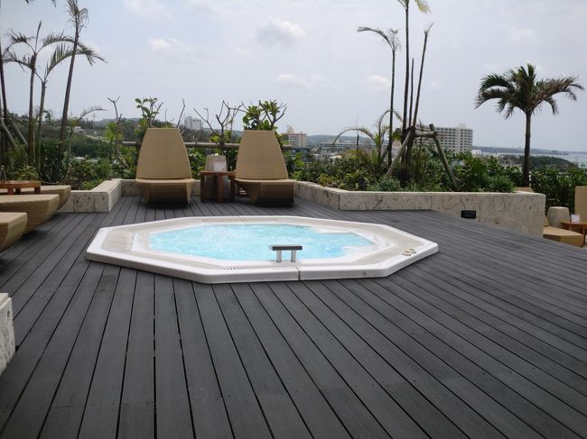 プールの水は冷たいがジャグジーは温水