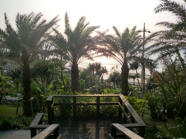 階段で下がっていける。<br />冨着ビーチが一望できる。冨着ビーチは遊泳禁止。。沖で何か養殖してる。