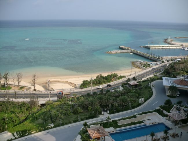 海の色もターコイズブルーしてる。<br />浅瀬の砂でその色になる？？<br />冨着ビーチの隣のマリーナから遠方へ濃い色の道がついているような感じがする。