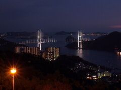 左を向くと・・・

白く浮かび上がるのは、
長崎港をまたぎ、長崎市西部と南部をつなぐ「女神大橋」です。