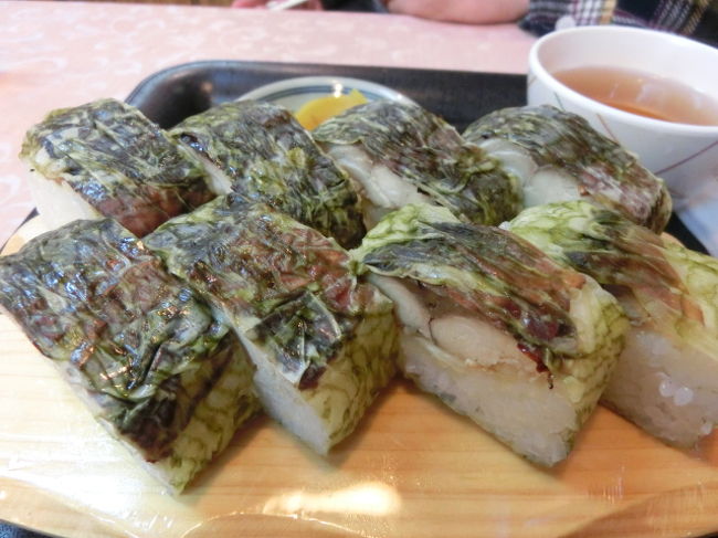 ＧＷで渋滞していたこともあり１３時過ぎに敦賀ＩＣ到着！<br />まずはお昼ご飯ということで日本海さかな街へ行きました。<br />駐車場からえらい人で賑わっていました〜(+o+)<br />たくさんお店がある中、どこで食べようかなと・・・。<br />鯖がメインの「はまやき安兵衛さん」へ♪<br />これは焼鯖寿司です。<br />美味しかった〜(*^_^*)