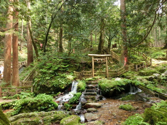 瓜割の滝へ。<br />滝っていってもよくある大きい滝ではありません。<br />こじんまりとした滝ですが雰囲気がすごいよくてマイナスイオン♪<br />水が冷たくて気持ちよかった〜(*^_^*)