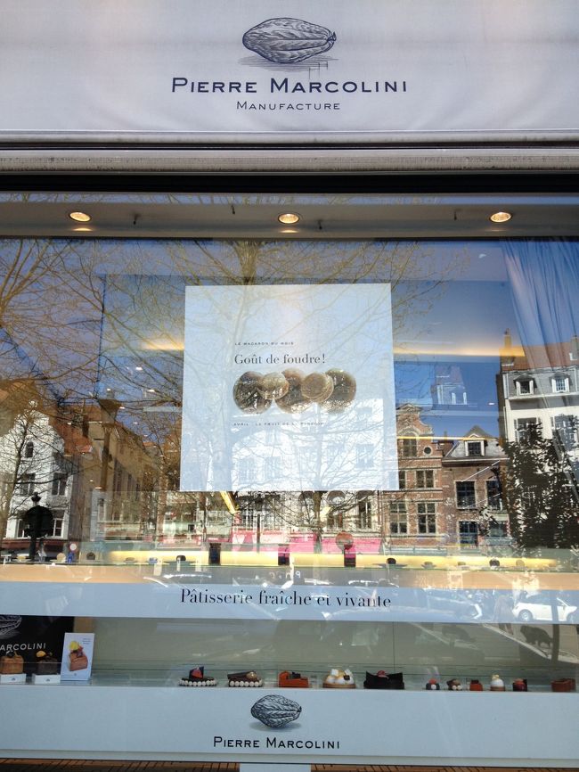 教会の近くにピエール・マルコリーニ発見★<br /><br />ピエール・マルコリーニは日本で買うより安い！！という印象。<br />ゴディバは日本で買うのとあんまり値段変わらなかった気がします。<br /><br />タブレット型のチョコと一粒チョコ９個入りを購入。<br />素敵な店員さんが対応してくれました♪<br /><br />後日、ネットで日本価格を調べてみたらタブレット型のチョコは2000円以上しました！<br />ちょっと日本で板チョコに2000円は出せないなぁ〜。<br /><br />このあと歩いていたら、外人さんにサブロン広場はどこか？と道を聞かれました。<br />サブロン広場はチョコレート屋さんがたくさんあるのですが、私がピエール・マルコリーニの袋を持っていたので話しかけられたようです。<br /><br />外国で外国人の方に道を聞かれるのって変な感じですね笑。<br />でも、わかる範囲で教えられるようにがんばります！<br />(ベルギーで結構道聞かれました)