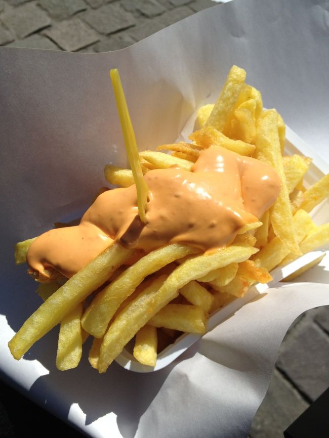 サブロン広場の前に小さなお店があったので、そこでフリット購入。<br /><br />フリット(２ユーロ)とソース(0.5ユーロ)をチョイスします。<br /><br />よく見る白いソースはマヨネーズらしい。<br /><br />マヨネーズはベーシックだし、カロリー高いからやだなぁ(たぶんどれ選んでも高カロリーなのには変わりない）<br /><br />カレーケチャップとかバーベキューとか、味の想像がつくものはやめておいて、私がチョイスしたソースは‘samurai’笑。<br /><br />サムライソースのお味は、唐辛子のきいたオーロラソースのようなものでした。<br /><br />量も多いので、一人でもくもくといただきます笑。