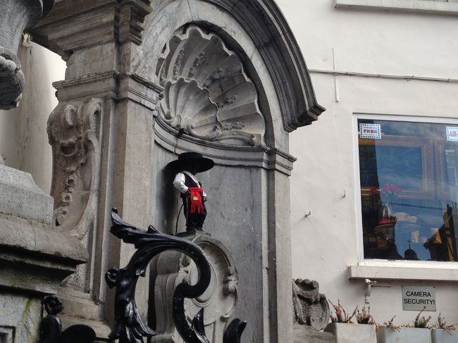 ふたたびグラン・プラスと小便小僧のところに戻ってきました。<br /><br />ジュリアンくん、午前中とは違う服に着替えてる！！<br /><br />午前中はブリュッセル風、午後はポルトガル風だったみたいです♪<br />(柵のところに着替えの予定が書かれていました。この日は28日で、27日と28日の予定が書かれたものが貼ってありました)<br /><br />午後に来たら午前より人がごった返してました〜