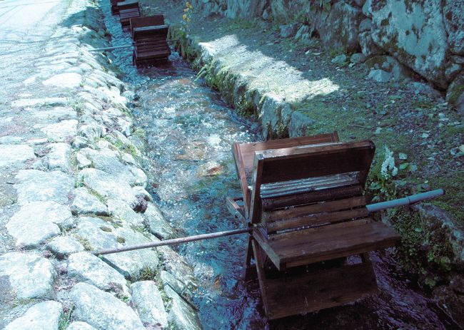 <br />　道路脇の水車<br /><br />芋洗いも見かけたことがある。