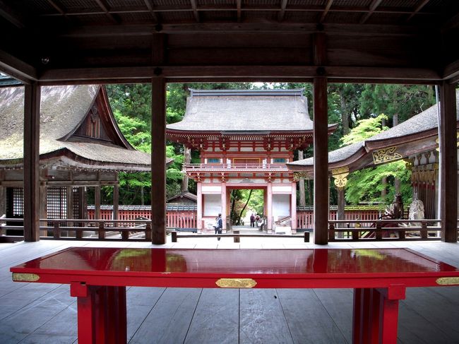 <br /><br />　拝殿より西本宮楼門を望む