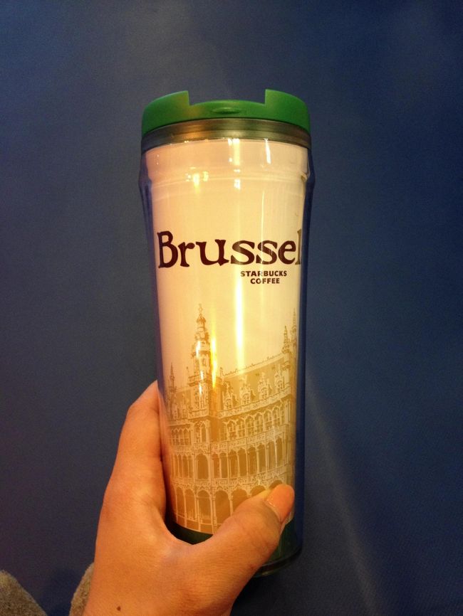 夕方のグラン・プラスもにぎやかになっていました。<br /><br />ブリュッセル満喫したところでパリに戻ります。<br /><br />ブリュッセル中央駅のスタバでブリュッセルのタンブラーを購入。<br />ベルギーロゴは小便小僧、ブリュッセルロゴはグラン・プラスの柄です。<br />12ユーロ。パリではタンブラー10ユーロだったので、少し高いですね。<br /><br />帰りのタリスでは、隣になったおばさまとおしゃべり。<br />ブリュッセルに御住まいで、出身はアルバニアだそうです。<br />英語で話したのですが、普段は何語なんですか？と聞いたら、普段はフランス語、あと英語とドイツ語が話せるけどフランス語が一番得意、とおっしゃってました。<br />名前を聞いてくれたので、お互いに自己紹介。<br />ほっこりした時間でした。<br /><br />20時前にパリ着。<br />明日はもう帰国日です。あっと言う間だなぁ〜。