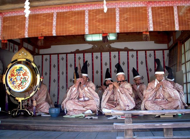 <br /><br />　管絃楽団が厳かにメロディーを奏でます。