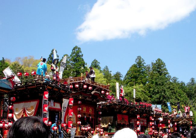 <br />　11時までには各町からの曳山が綿向神社に<br /><br />宮入りする。<br /><br />車の車庫入れのようにうまい具合に<br /><br />狭いスペースに収まっていく。