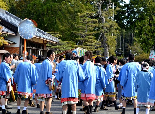 　日付が変わって、日野にやって来ました。<br /><br />祭りは昨日の宵祭りからずっと続いていますが、<br /><br />8時からは一行が町を練り歩きます。<br /><br />　面白い衣装ですね。興味津々な主人は<br /><br />何を着ているのか聞きにいきました。