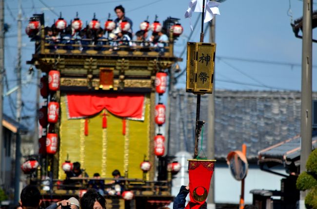 <br />　曳山の中からお囃子(おはやし)が<br /><br />聞こえてきます。