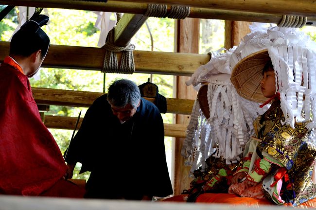 　拝殿で宮司が神子に形だけお酒や食べ物を<br /><br />振舞います。<br /><br />　<br />　祭りはこの後、各曳山が再び神社を出発し、<br /><br />6時ごろまで続くそうですが、私たちは12時頃に<br /><br />引き上げました。