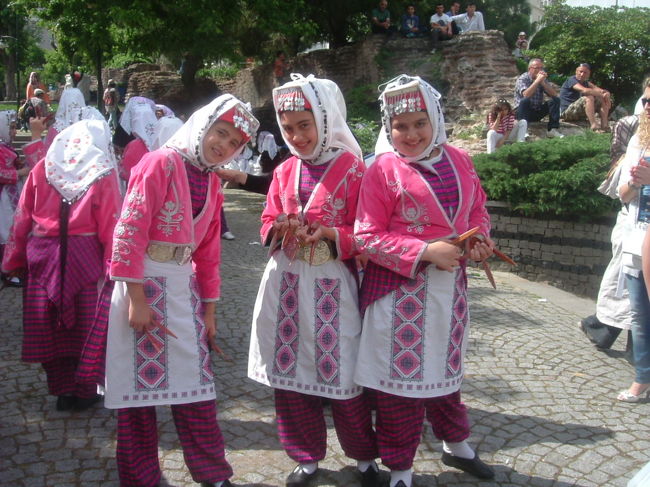 空港からメトロからトラムに乗り換えてスルタンアフメットにて降車すると、えらくにぎやかしい音楽が聞こえる。何か民族衣装をきた中学生たちが、踊りの発表会みたいのをやっていた。アヤソフィアかブルーモスクが見える。