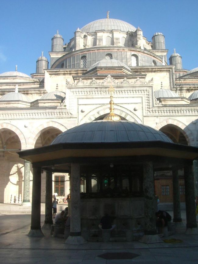 ２０１２年５月２４日<br />朝７時過ぎにブルーモスクに行く。あまり人がいなくて撮影に都合が良い。ツリーで同宿の自転車野郎の彰君が、木にビデオをくくりつけて、自転車で通り過ぎる場面を撮っている。世界各地での映像をつないで映画にするそうだ。ブルーモスクは午前中、アヤソフィアは午後が光の都合が良いそうです