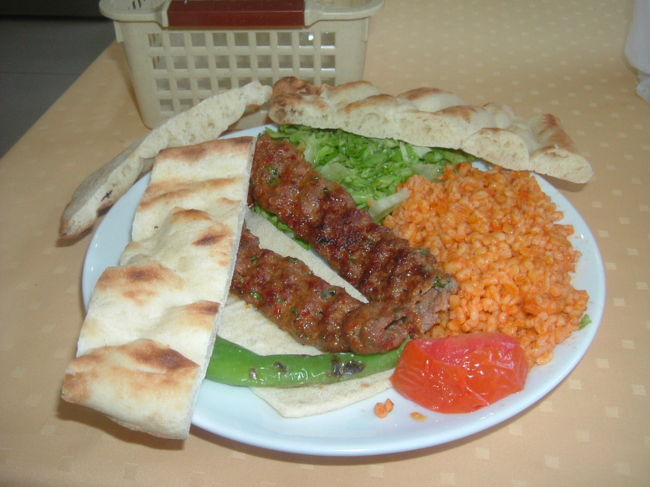 近くのサンドイッチ屋でホットドッグとアイラン（ヨーグルト飲料）を食べる。アイランは日本人には、ちょっと塩味なのであまり評判が良くないが、自分には合っていて今後ずーとアイランは欠かせなかった。おかげで毎日快食快便だった。