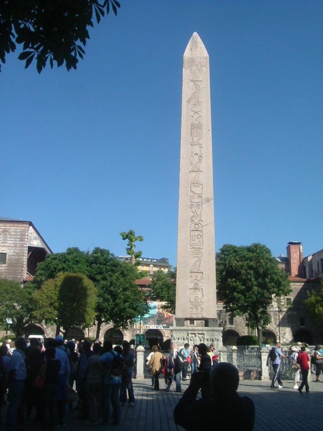 ヒッポロドームの３本の塔は、３Ｍぐらい掘り下げられており、底は石畳みになっている。おそらく２０００年の間に埋もれてしまったのだろう。縄のように絡まっている蛇の頭には金の大釜が乗っていたとか。トプカピ宮殿の中にある考古学博物館の中に展示してあるそうです。<br /><br />アヤソフィアを背中にしてオリベスクの向こう側を見ると、建物の上から黄色の建物が頭を出している。これがホテルアルカディアで、アヤソフィアとブルーモスクが一緒に撮れる絶好の場所です。５，６０Ｍ歩くだけで行けますから、個人ツアーの人はガイドさんに頼むとよいと思います。