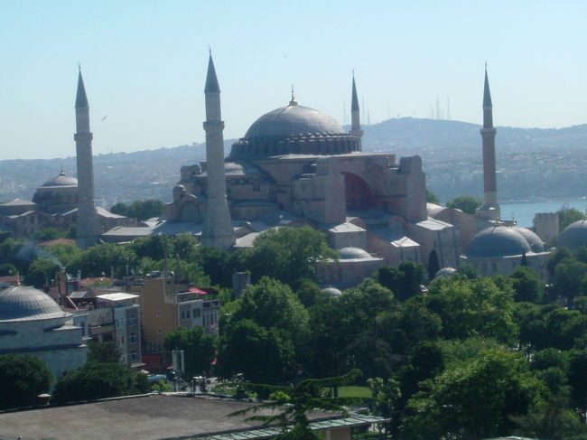 フロントにちょっとだけ手をあげてあいさつしただけで、４人乗りの小さなエレベーターで６階まで行き、階段にて屋上レストランに行く。<br />なるほど絶好のポジションだ。他にも何人か撮影だけに来ている人もいた。お茶だけでも飲んで行こうかとも思ったが、別段注文を取りには来なかったので、フロントにサンキュウだけで済ましてしまった。ほんの少し下にあるレディダイアナホテルにも展望レストランがあったので寄ってみる。あまり変わり映えがしない