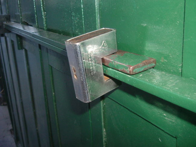 ぶらぶらと歩いているとエジプシャンバザールに出た。バイアグラを売っていた。写真を撮ってよいかと聞いたら、手を前にだし手錠がかかると、日本と同じしぐさをした。バイアグラを日本語にすると倍吾偶羅と書こう。我ながらうまい当て字だと思う。<br /><br />まだ早い時間なので、お店はまだ閉まっているが、鍵が頑丈でちょっとやそっとでは壊れそうにない。