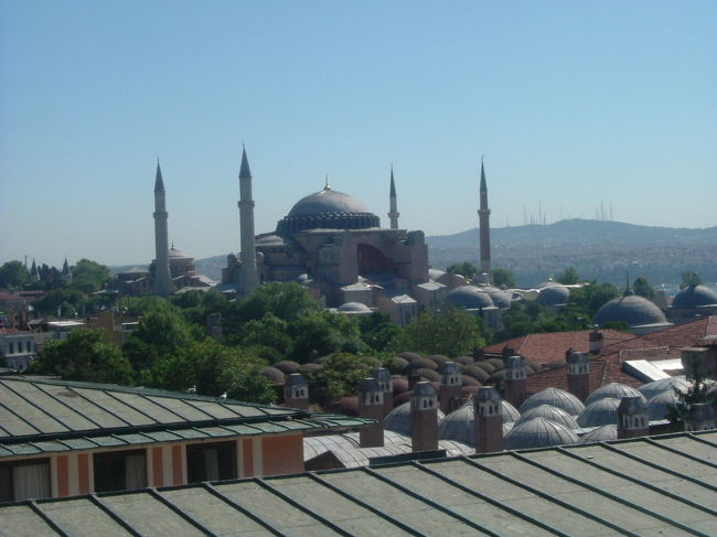 エジプシャンバザールの出口から５０Ｍほど手前に、モザイク博物館の出口と入り口が対面どうしにあったが、今は工事中で７月１６日まで閉鎖されていた。９月にもう一度来るのでまぁし方がない。工事期間が伸びないように祈ろう。 