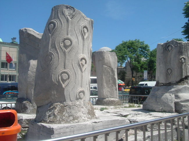 ブルーモスクから市内電車でアクサライまで行く途中に、地下宮殿に使われたのと同じ柱が転がっている所がある。