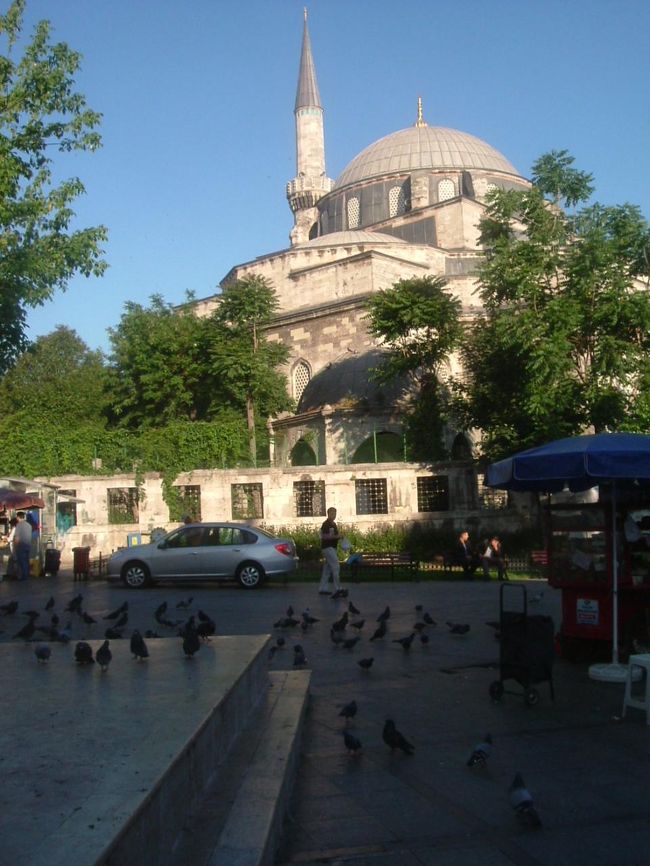 内の愛犬アヤはパグ種で年老いて目が見えなくなり、体重も軽くなってきていた。今回の旅で唯一心配事だったが、やはり６月８日に亡くなっていた。名前つながりだけの話でごめん。<br /> <br />アヤソフイアと地下宮殿は貧金拘束症にて入場断念　観光変