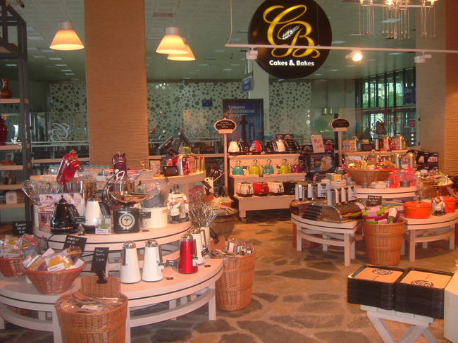 カメラのメモリーが早くもいっぱいで、カードを買いに歩く。グランドバザールの近くでオジサンに聞いたのだが、何故だかトラムに乗って３つ目の停車場に売っていると教えられた。素直にトラムに乗ればよいものを、街の売店で聞きながら歩く。どこででも携帯電話のカードを出してくるが合うはずがない。<br />３つ目を過ぎてもなくアクサライの所まで来てやっと買うことができた。それも隣でこの辺にカメラ屋さんはないですかと聞いていた。<br /><br />テオドシウスの城壁を見ようと歩き始めるが、あんなに大きくて長く横たわっているはずなのに見ることができなかったので、明日ヤロワに船で行くのでイェニカブ港までタクシーに乗る。ＩＤＯと言う船会社でヤロワ行きの切符を買う。１６リラ。高速船もあるはずだが聞かなかった。