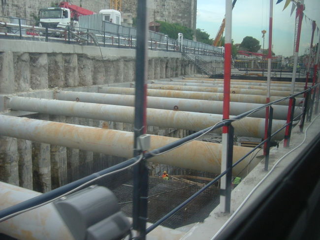 水族館の帰りにイェニカブ駅近くでトンネル工事をしているのが車窓から見えた。<br />日本の大成建設が：地図に残る仕事；として、ボスボラス海峡トンネルを造っているのだが、水深５３Ｍの海底に長さ１３５Ｍの函（箱）を１１個を沈めて、地下トンネルで繋ぐ工事なのだが、海流が早くて技術的にも非常に難工事らしい。ヨーロッパ側のトンネルの出入口がここになる。２０１４年１０月に完成予定だが、掘れば遺跡が出る国なので完成は遅くなるらしい。