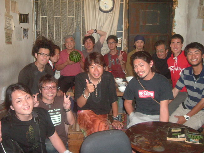 今日のメニューは、私が提供した讃岐うどんに掻揚げ天ぷらと、サバ飯にサラダ。<br />ほんのちょっとだけ今日は私の２２２２２日目の記念日にあたると紹介すると、よくもまぁ計算することができたもんだと感心された。<br />ちなみに２７歳と４か月で１００００日、５４歳と８か月で２００００日、８２歳で３００００日、６１歳の誕生日の２か月前が２２２２２日だと言ったら、うちのお父さんがそうだとか、俺も１００００日生きたのかと反響があった。<br />自分で買ってきたスイカに、２２２２２日記念と書こうとすると、今日実は３０歳の誕生日なんですと守君がいうので、３０歳記念とも書いて全員で記念写真を撮った。今日のショア飯の代金は２リラ。自分も払おうとするがアンタはいいですよと言われた。<br />跡片付けは、料理を手伝った人を除いた人でジャンケンをして勝った人２人が、皿洗いをすることになっている。<br />幸い負けてしまったので、いろんなお話を聞くことができた。<br />中国の天津からはるばる自転車でトルコまで入国することができたが、ドゥズヤバッドと言う町で洪水に合い、テントやデジタルカメラを流してしまい、日本から送ってもらったのが、昨日やっと手に入ったそうで、税関が大変だったと言っていた。<br /><br />この方はテレビ局の後援を受けており、随時ビデオを送っているとの事。自転車野郎　加藤彰と検索すれば見ることができます。<br />帰国後ネットで見ると、世界のTOYOTA自動車が応援する「コレカラパーソン」に選出され、注目されている人物だそうです。 <br /><br />寝言でおいしかったぁと言っている奴がいて、改めて持ってきてよかったぁと思いました。