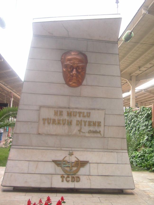 ５月２５日<br />部屋が暗いので、荷物を整理していたら早くも８：３０になってしまった。汽車に乗るのにジュトン（切符）を買うのに２０リラ札を入れると、ジャラジャラとお釣りのコインとプラスチックの板が出てきた、両替だと思ったチャウは２リラまた入れた。結局２枚購入してしまった。次の人に売ればよいとも考えたが、すでにホームに列車が入っているのであわてて乗り込んだ。<br /><br />この駅の設計は２０リラ札に描かれている人で、ドイツ人技師の愛弟子であったそうです。<br />トルコ国鉄のマークはドイツ国鉄と同じく鷹をあしらっている。<br /><br />正面にいやでも目に付く銅像はアタチェルクさんで、[幸せなんだ、トルコ人と言うものは]と書いてあるそうです。