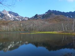 鏡池に到着。

風が凪いでいれば、その湖面に戸隠の山々の姿を映し出す。

この日は、完全な鏡とはならなかったけれど、湖面へのリフレインを見ることができた。

鏡池周辺の水芭蕉は、他よりも少しサイズが大きめ。

道路が近くにあるせいかな。


