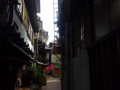 渋温泉の温泉街の細い路地。

昔ながらの温泉街の雰囲気を醸し出している。

