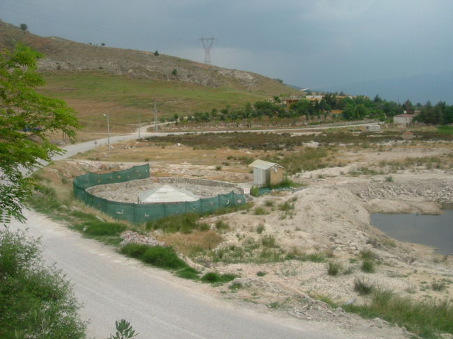  ２，３０分でテッケキュユ温泉に着いたが、まずは手前にある右側にある温泉に入るが、普通のさびしい温泉である。<br />お薦めの左側の温泉にも行くがあまり変わり映えがしない。道路から見ると、露天風呂らしいアズマヤがあり、池で若い西洋人２人が遊んでいるだけだった。<br /><br />せっかく来たのだからと受付すると、ハマム１０、マッサージ３０、マッド１０と言う。マッド風呂？？どろ温泉があるのか！！洗濯(５リラ）もしてくれると言う。部屋に入り、たまっていた洗濯物を渡し、さっそく泥温泉に行く。４つの池が続いてあり、１つ目はタダの池、２つ目と３つ目に温泉が沸きだっている。４つ目が泥温泉だったが、初めはタダの池だと思っていたので、泥温泉だと気が付かなかった。若者が体中に泥を塗りつけ始めたから解ったのである。<br /><br />池は四、五十センチの深さで、底にはに三十センチ程泥がたまっている。足の裏が痛いのでスリッパを履いては入ったが、ぬかるってスリッパが抜けてしまい、一足一足ごとにスリッパを引き抜かなければいけない。両の手をブランコの支柱のようにして、両足を前に投げ出し、尻餅をついた形でいざリ歩きをする。池の淵から熱い温泉が流れ出ているのだが、泥の中からも適温の湯が出ている。体の前と後ろ、手の前と後ろで微妙に温度差がある。もちろん顔や体に塗り手繰って泥パックもする。匂いも何にもしない。つるつるになった。
