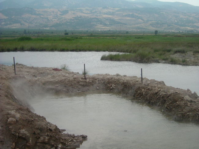 ２つ目の池へ行くと、エラク太った爺さんがスコップで地面をひどそうに掘っている。手伝ってあげようかと思ったが黙って見ていた。爺さんは土に温泉を混ぜて、ひどく傷んだ皮膚に塗っている。皮膚病にも効く永逗留できる温泉宿のようだ。<br /><br />３つ目の池は真ん中に大きめのアズマヤが建っているが相当壊れている。足湯ができるように建てられたようだが、お湯が熱すぎて片足を入れてはあちっち、片足を入れたはあちっちで話にならない。
